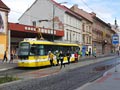 Bloudící běžci půlmaratonu běží kolem tramvaje č. 334 v zastávce Anglické nábřeží 8. 10. 2016