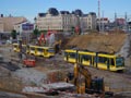 Tramvaje (v čele Astra č. 302) projíždí stavbou u nádraží 11. 5. 2017