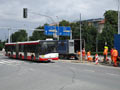 Autobus náhradní dopravy projíždí kolem místa výměna výhybky 15. 7. 2017