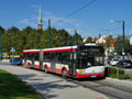 Autobus náhradní v Pražské ulici přijíždí k zastávce Anglicklé nábřeží 23. 9. 2017