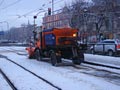 Sněhový pluh odhrnuje kolejiště v sadech Pětatřicátníků 17. 1. 2017