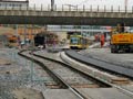 Astra č. 301 v první den provozu na nové definitivní koleji na stavbě před nádražím 23. 5. 2018