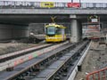 Vario LFR.S č. 352 projíždí pod severním mostem u nádraží kolem rozestavěné definitivní koleje pro směr z centra 27. 1. 2018