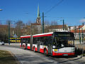 Autobus náhradní dopravy přijíždí do zastávky Anglické nábřeží 24. 2. 2018