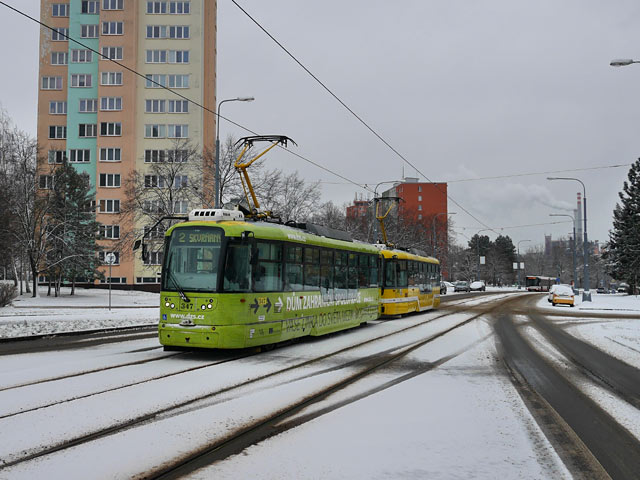 Vario LFR.S č. 347+357 stoupá k zastávce Macháčkova 26. 1. 2021