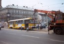 Jeřáb nasazující vykolejený vůz 260
