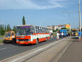 Autobus náhradní dopravy projíždí kolem místa nehody