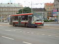 Autobus náhradní dopravy v sadech Pětatřicátníků 13. 8. 2002