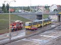 Ve 14:20 již projíždí pod kruhovým objezdem tramvaje (KT8D5 č. 292)  - 15. 8. 2002 