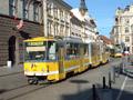 KT8D5 č. 293 projíždí 4. 5. 2003 před radnicí při návozu tramvají před odříznutím lochotínských tratí při III. etapě rekonstrukce sadů Pětatřicátníků