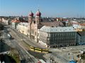 Astra č. 309 v sadech Pětatřicátníků se synagogou 17. 4. 2003
Foto: S. Karásek