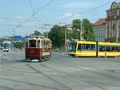 Křižíkova osmnáctka a Astra 303 při zvláštní jízdě pro představitele města do sadů Pětatřicátníků 30. 6. 2003