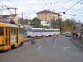 T3M 219+220 se míjí s T3P 208+245 u odkrytého kolejiště v křižovatce U Prazdroje - Sirkova 6. 10. 2003