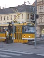 T3P 261 stojí v sadech Pětatřicátníků. Právě se zde opravuje vyhybka, která zůstávala zablokavaná 11. 11. 2003