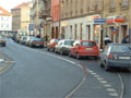 Auta parkující na tramvajové trati v Palackého ulici dne 10. 3. 2004