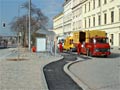Pracovnící DP Hradec Králové dokončují přístřešek na autobusové zastávce v sadech Pětatřicátníků 20. 4. 2004