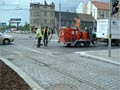 Zalévání spár mezi kolejnicí a asfaltem u výjezdu ze Solní ulice 14. 5. 2004