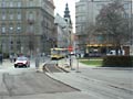 Souprava 260+265 přijíždí Zbrojnickou ulicí 11. 4. 2005