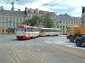 Souprava 282+283 odbočuje nezvykle ze sadů Pětatřicátníků na Palackého náměstí 16. 6. 2004