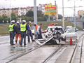 Nehoda na Karlovarské třídě - gumokolák skončil na kolejích - 12. 9. 2004  
Foto: P. Růžička