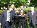 Nechyběl ani přípitek plzeňským pivem ... 6. 6. 2007
Foto: K. Šimána