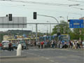 Davy cestujících hrnoucí se z kolony tramvají při zastavení tramvají po nehodě v sadech Pětatřicátníků 2. 5. 2005
Foto: F. Vaňásek