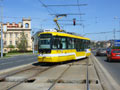 Vario č. 335 přejíždí přes povrchovou výhybka na mostě Generála Pattona 28. 4. 2012