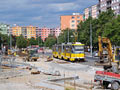 KT8D5-RN2P č. 290 projíždí stavbou v ulici Terezie Brzkové 28. 8. 2015