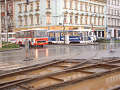 Autobus náhradní dopravy a souprava 272+273 na lince X vyjíždí ze Solní ulice při výluce 9. 6. 2002