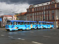 Souprava 262+263 v sadech Pětatřicátníků nasvícená sluníčkem v kontrastu s černou oblouhou v pozadí 24. 3. 2009
