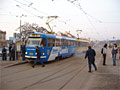 Souprava 260+261 v sadech Pětatřicátníků zatahuje do vozovny a kouří se jí od brzd 26. 1. 2006