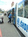 V první den v provozu s cestujícími se svezli už i vozíčkáři - 25. 6. 2004